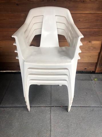 4 Witte Tuinstoelen Stapelbaar beschikbaar voor biedingen