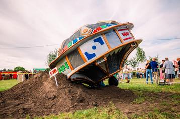 Ufo carnavalswagen beschikbaar voor biedingen