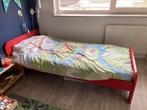 Rood grenen bed (ombouw), 90 cm, Eenpersoons, Zo goed als nieuw, Hout