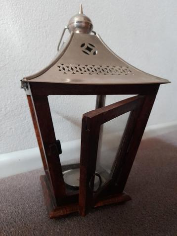 Lantaarn voor decoratie of gezellige brander beschikbaar voor biedingen