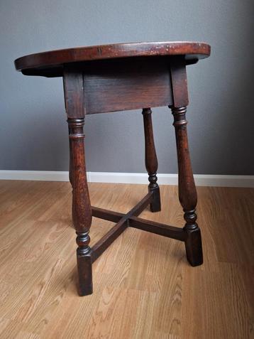 Antieke bijzettafel / salontafel beschikbaar voor biedingen
