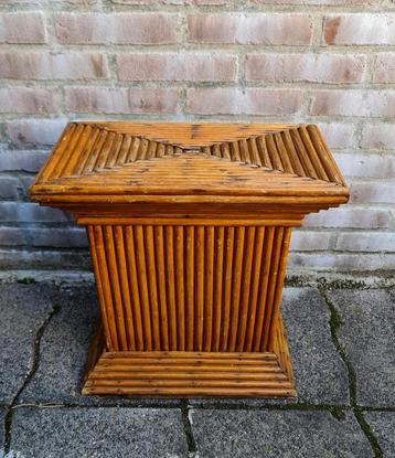 Plantentafel piëdestal zuil vintage van bamboe uit Indonesië beschikbaar voor biedingen