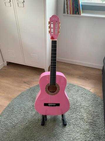 LaPaz klassieke gitaar roze met standaard beschikbaar voor biedingen