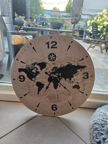 Wandklok Wereldkaart Design - Zo Goed Als Nieuw beschikbaar voor biedingen