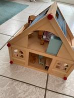 Poppenhuis met inhoud en poppetjes, Ophalen, Zo goed als nieuw, Poppenhuis