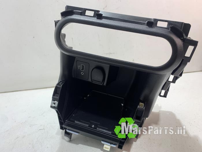 Opbergvak van een Nissan Micra, Auto-onderdelen, Interieur en Bekleding, Nissan, Gebruikt, 3 maanden garantie, Ophalen of Verzenden