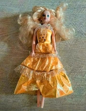Barbiepop,jurk,blond,29 cm,WENDY,gele jurk,meisje,vrouw beschikbaar voor biedingen