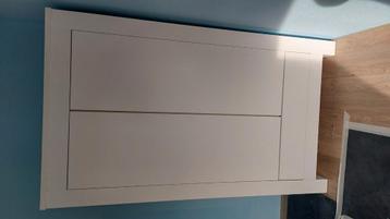 Te koop witte kast beschikbaar voor biedingen