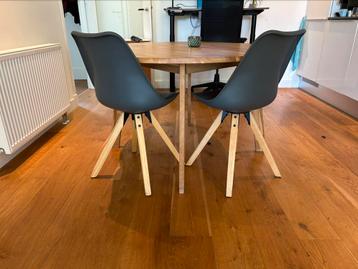 4 stoelen voor eetkamer, grijs met houten poten  beschikbaar voor biedingen