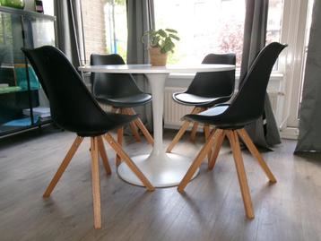 Moderne Luxe Stoelen – Zwart Kunststof & Hout – NIEUWSTAAT beschikbaar voor biedingen