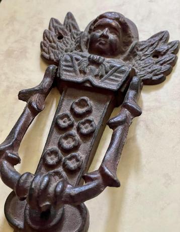 Vintage gietijzeren deurklopper met engel beschikbaar voor biedingen