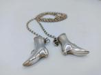 Zilveren jasseronketting met breipendoppen (laarzen), 79 cm., Verzenden, Zilver, Ketting