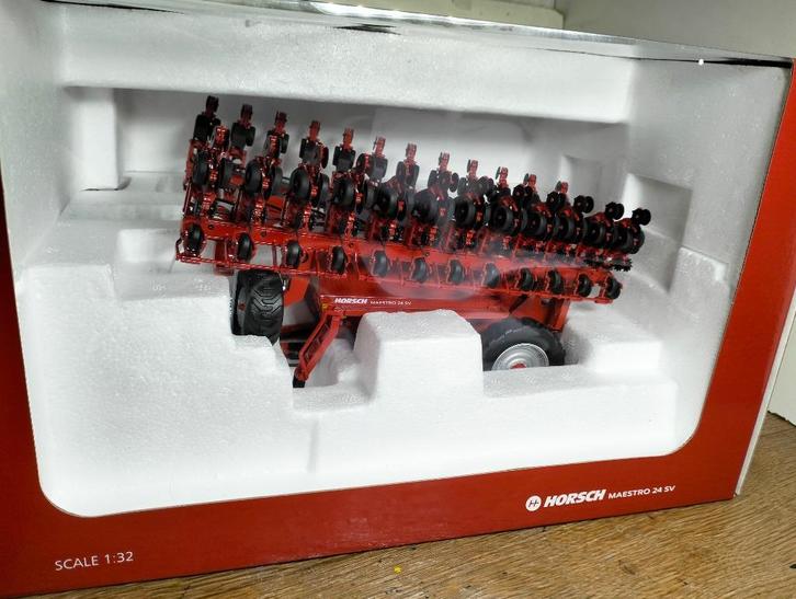Te koop Horsch Maestro 24 SV 24 rijige getrokken zaaimachine, Hobby en Vrije tijd, Modelauto's | 1:32, Nieuw, Tractor of Landbouw