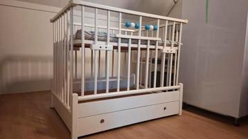 Witte box met speelgoedlade beschikbaar voor biedingen