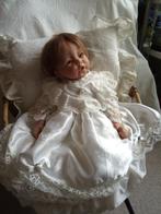 Lenie is gekleed in een prachtige doopjurk!, Nieuw, Levensecht of Reborn, Ophalen of Verzenden, Pop