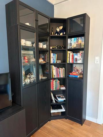 Hoge Billy Hoekkast Boekenkast Vitrine beschikbaar voor biedingen