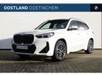 BMW iX1 xDrive30 M Sport / Panoramadak / Sportstoelen / Adap, Auto's, BMW, Automaat, Stoelverwarming, Gebruikt, Zwart