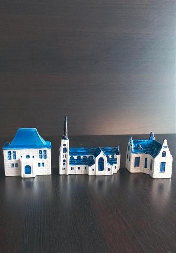 Set3 porseleinen beeldjes van huisjes met wit-blauwe glazuur beschikbaar voor biedingen