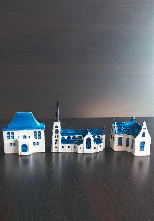 Set3 porseleinen beeldjes van huisjes met wit-blauwe glazuur, Antiek en Kunst, Antiek | Porselein, Ophalen of Verzenden