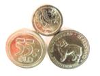 Drie aparte muntjes, Postzegels en Munten, Penningen en Medailles, Overige materialen, Verzenden