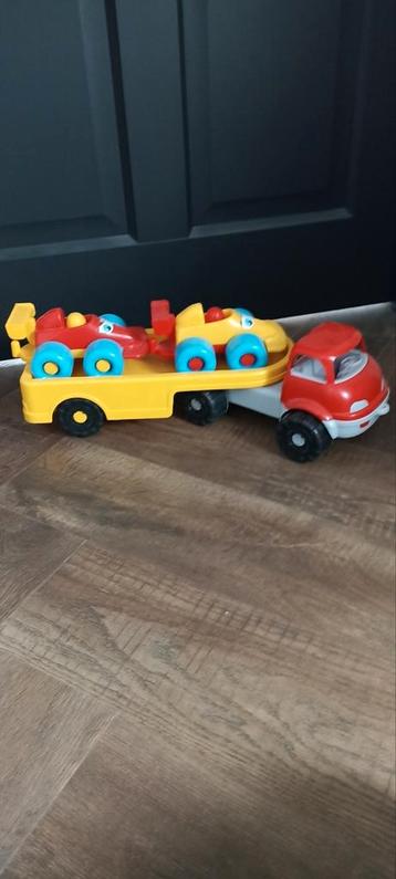 Vrachtwagen oplegger met 2 race auto's beschikbaar voor biedingen