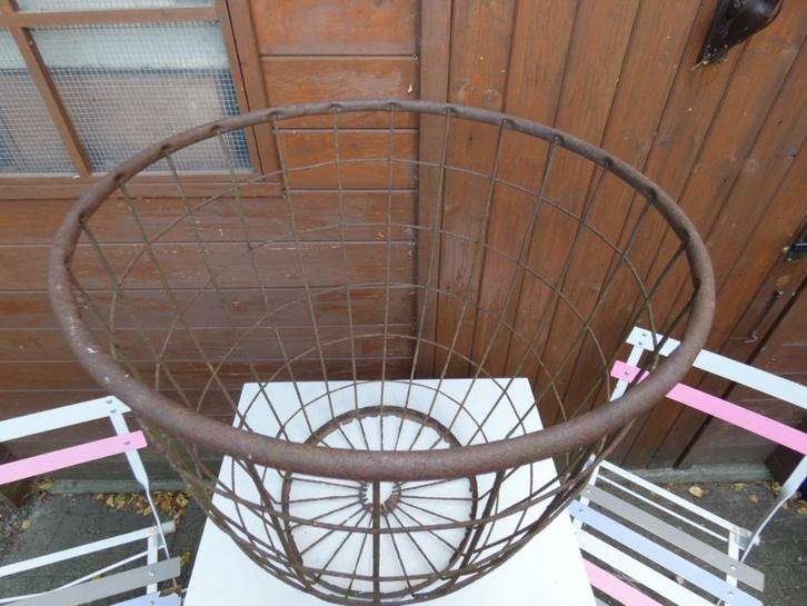 oude metalen korf/ aardappelmand/ houtblokken korf, Antiek en Kunst, Curiosa en Brocante, Ophalen of Verzenden