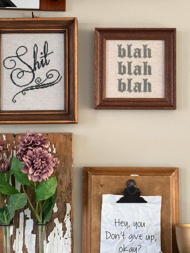 Blah Blah Blah Kruissteek in Lijst, Huis en Inrichting, Woonaccessoires | Tekstborden en Spreuken, Zo goed als nieuw, Ophalen of Verzenden