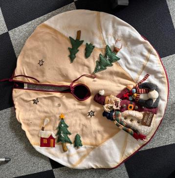 Kerstboomkleed met Kerstfiguren beschikbaar voor biedingen