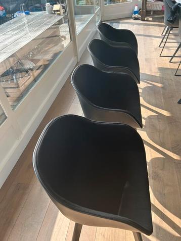 4 zwarte kuipstoelen, stalen poten, stoffen binnenbekle beschikbaar voor biedingen