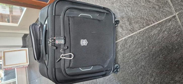 Super handige Victorinox Werks Traveler 6.0 4 wheel trolley, Sieraden, Tassen en Uiterlijk, Koffers, Zo goed als nieuw, Zacht kunststof