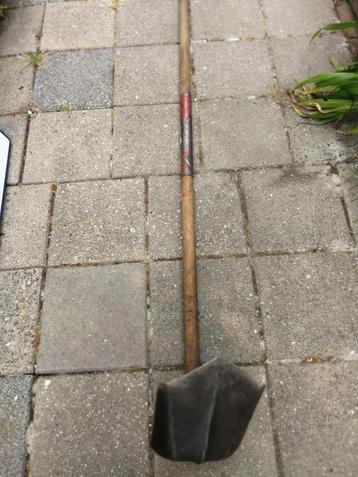 Solide schep om sloot mee schoon te maken. Slootschep beschikbaar voor biedingen
