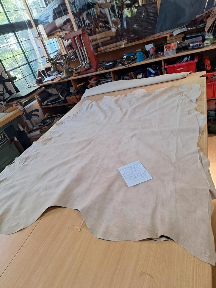 Zeer grootte pigskin suède huiden, AA kwaliteit., Hobby en Vrije tijd, Stoffen en Lappen, Nieuw, Leer of Kunstleer, 30 tot 120 cm