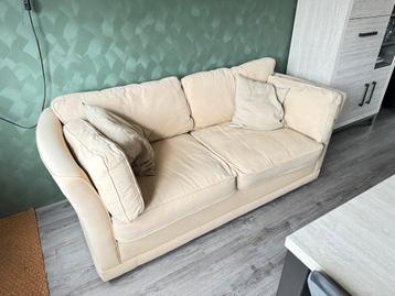 Beige tweezitsbank - comfortabel beschikbaar voor biedingen