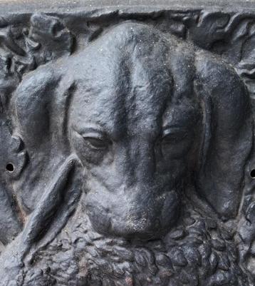 Oud Jachttafereel gietijzer hond haas konijn beschikbaar voor biedingen
