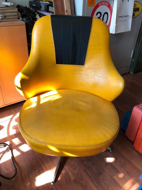 2 stuks vintage skai draaistoel op metalen voet, Verzamelen, Retro, Huis en Inrichting, Ophalen