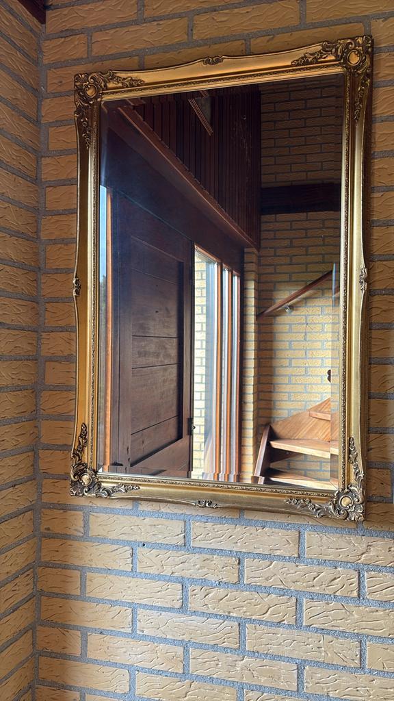 Gouden Spiegel met Sierlijke Lijst, Huis en Inrichting, Woonaccessoires | Spiegels, Gebruikt, 50 tot 75 cm, 100 tot 150 cm, Rechthoekig