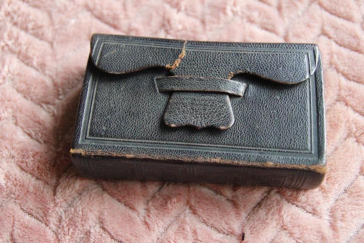 Oud bijbeltje met leren kaft. Kerkboekje, Antiek en Kunst, Antiek | Boeken en Bijbels, Ophalen of Verzenden