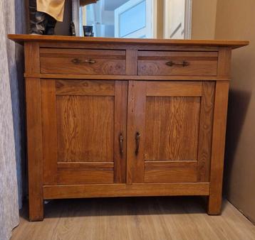 Houten dressoir, 2 lades en 2 deurtjes beschikbaar voor biedingen