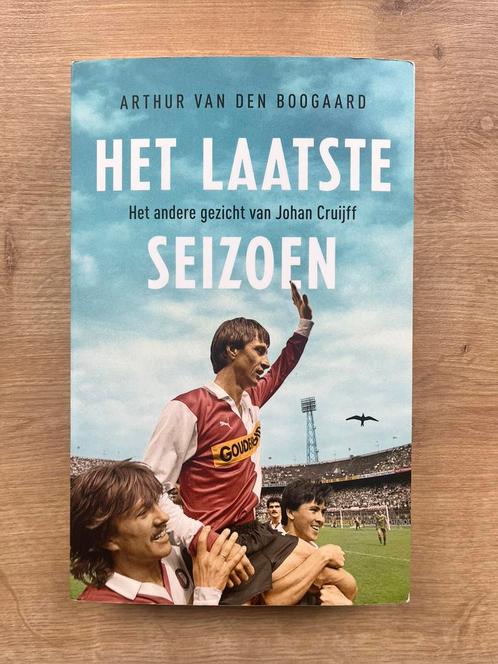 Het Laatste Seizoen Cruijff - Arthur van den Bogaard, Boeken, Sportboeken, Zo goed als nieuw, Ophalen of Verzenden