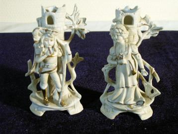 Twee antieke biscuitbeeldjes als solifleur beschikbaar voor biedingen