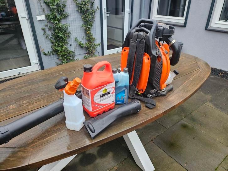 Bladblazer vrijwel niet gebruikt met diverse extra's, Tuin en Terras, Bladblazers, Zo goed als nieuw, Ruggedragen, Benzine, Ophalen