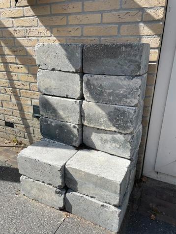 16 rechthoekige stenen 29x19x14 beschikbaar voor biedingen