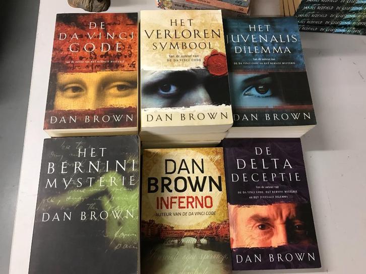 Dan Brown James Redfield Simon Cox boeken Zie lijst + DVD, Boeken, Thrillers, Gelezen, Wereld overig, Ophalen of Verzenden