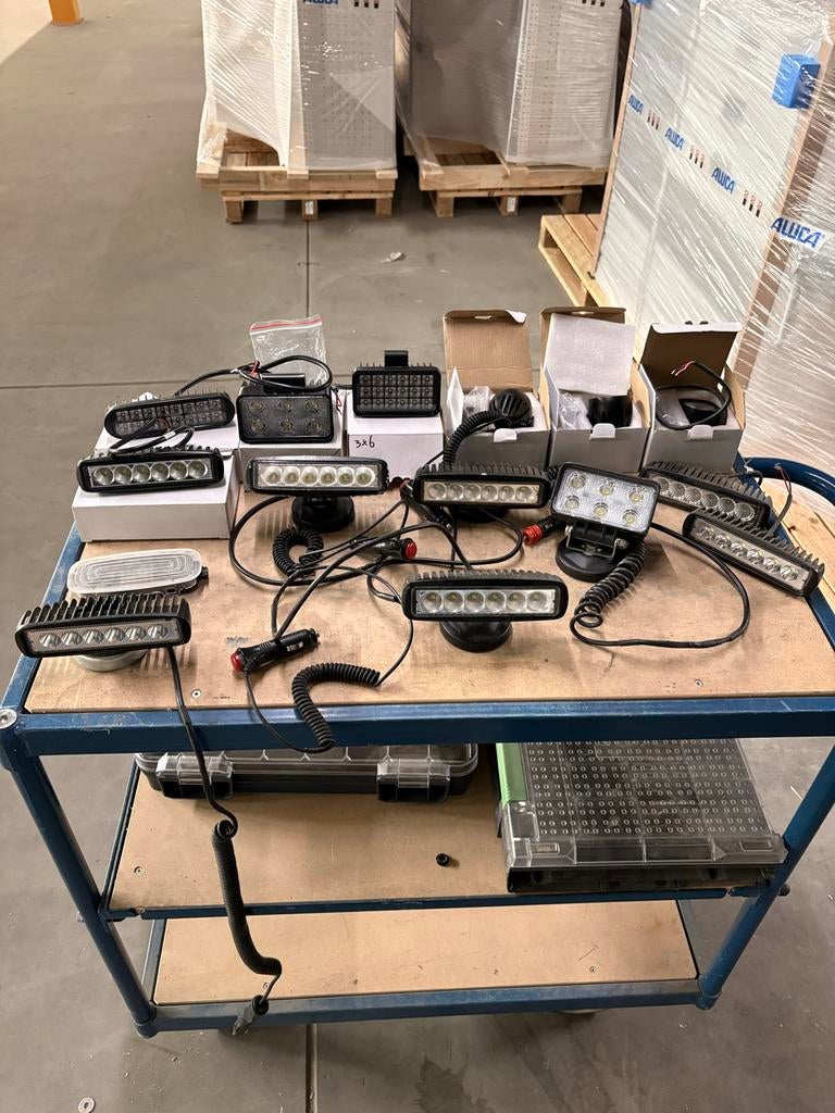 Partij flits- en werklampen - gebruikt en nieuw, Ophalen of Verzenden, Gebruikt, Universele onderdelen