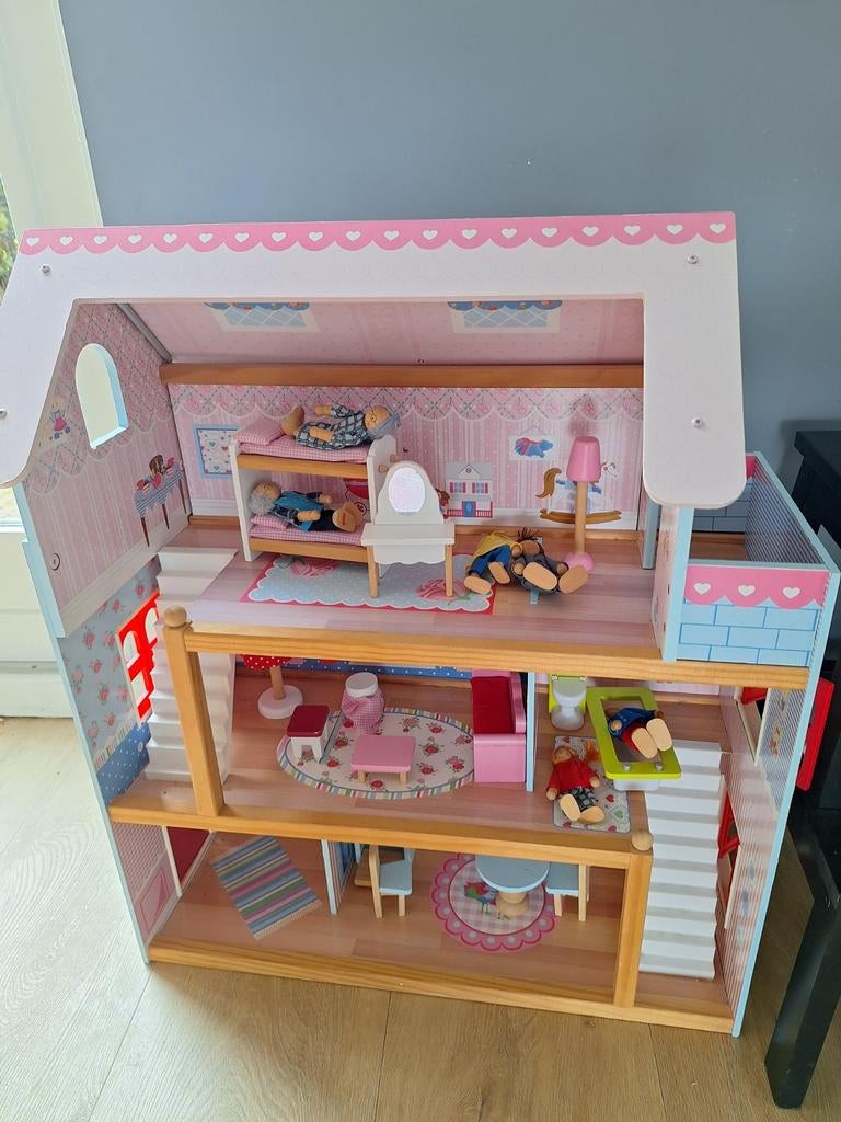 Groot houten poppenhuis met meubels en poppen, Ophalen, Gebruikt, Poppenhuis