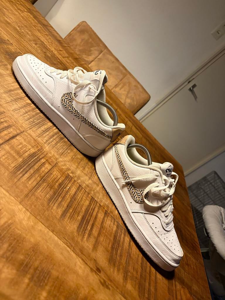 Nike Court Vision Low Next Nature “United in Victory”, Wit, Ophalen of Verzenden, Sneakers of Gympen, Zo goed als nieuw