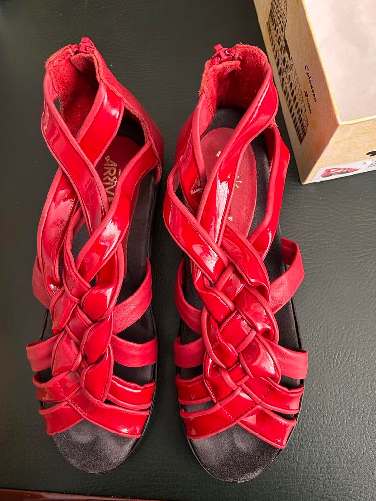 Arriva leren sandalen met lakaccenten - Maat 40 - Nieuwstaat, Kleding | Dames, Schoenen, Ophalen, Zo goed als nieuw, Rood, Sandalen of Muiltjes