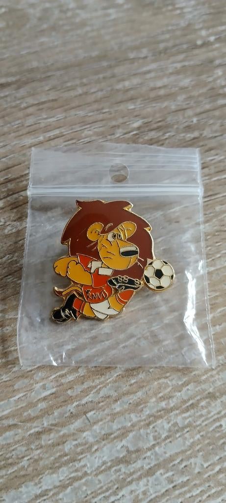 Pin badge 1993 KNVB voetbal oranje leeuw leuk voor WK, Verzamelen, Ophalen of Verzenden, Zo goed als nieuw, Sport, Speldje of Pin