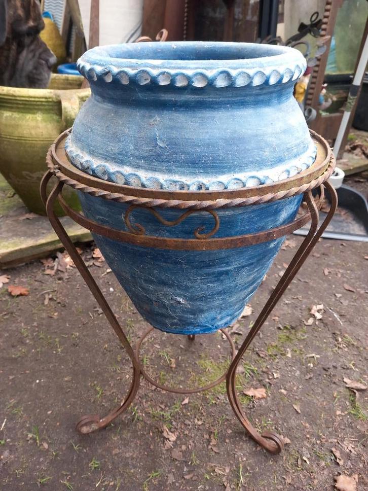 Blauwe bloempot op smeedijzeren standaard H 53, Tuin en Terras, Bloembakken en Plantenbakken, Gebruikt, Overige materialen, Binnen