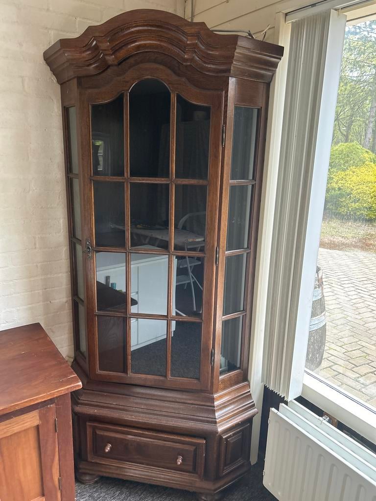 Antieke hoekkast van donker hout met glazen deuren, Ophalen
